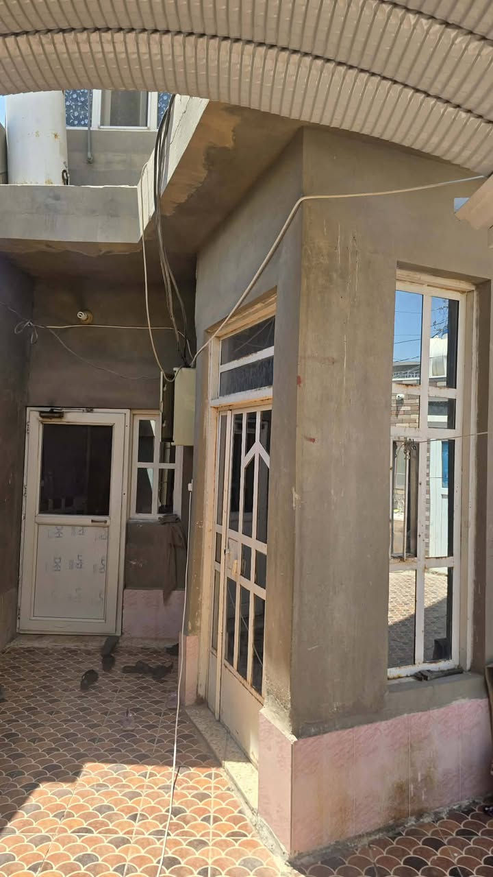 بيت للبيع المساحة 315يقع على شارعين يحتوي على دارين مساحة الاول 200 طابقين الطابق الاول استقبال ومطبخ وصالة وغرفتين نوم وصحيات داخلية وخارجية الطابق الثاني ثلاث غرف نوم ومطبخ وصالة وصحيات
الدار الثانية المساحة 115 طابق واحد يحتوي على استقبال ومطبخ وصالة وغرفتين نوم وصحيات داخلية وخارجية العنوان حي الفرات مقابل كلية الطب الاستفسار الاتصال على الرقم ***********
بيت للبيع المساحة 315يقع على شارعين يحتوي على دارين مساحة الاول 200 طابقين الطابق الاول استقبال ومطبخ وصالة وغرفتين نوم وصحيات داخلية وخارجية الطابق الثاني ثلاث غرف نوم ومطبخ وصالة وصحيات

