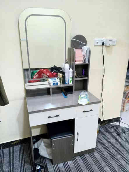 السلام عليكم كنتور مثل ماموضح بى صوره ضهر بلوك مو فايبر وكله بلوك تركيب درجه اولى مع ميز مرايه لد اضائه مشتريهم ب٤٥٠ وصل شراء موجود للبيع رايدهم ب350 نضافه 100/100 مكاني شط العرب الكباسي ***********
