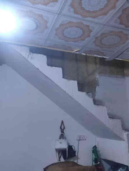 سلام عليكم بيت 50متر طابو صرف بسمي 
 الواجهيه 7ونص ونزل 7ونص 
يتكون من ستقبال 5متر +صاله ومطبخ وصحيات 
الطابق الثاني غرفه 6متر +صاله وحمام) البيت  طابوك.+صب كونكريت العنوان امن داخلي عل شارع  اول فرع  قرب مدرسه سلامه السعر 63وبي مجال ***********
***********
