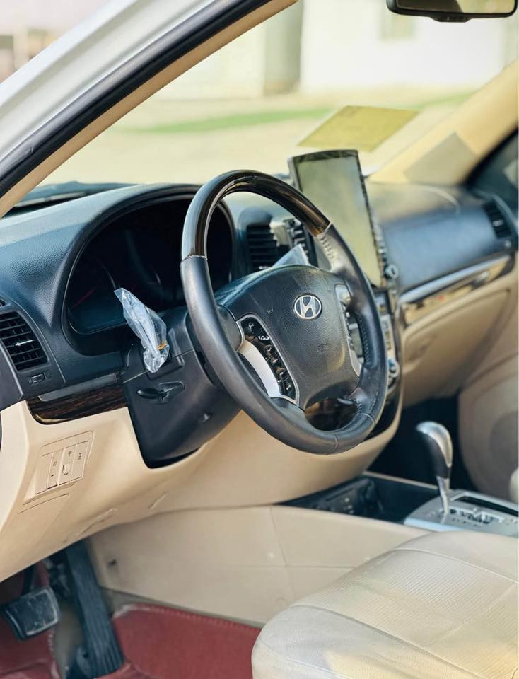 السلام عليكم
سنتافيا 2012 للبيع  
باسمي رقم بغداد دولي هزه جديده بسمي 
مكفوله من الضربه او الصبغ وتبديل 
بيه بارد بلجاملغ الامامي 
المواصفات:

‏ 4 2400حجم المحرك  
‏ 4x4 
فتحة سلايد 
دشبول صاج
 سبعة راكب 
3 قطع تبريد 
ثلاجه بلجكمجه
بصمه 
ماشيه 134   والسعره 160وبيه مجال الاستفسار ‭
‭0783 007 0705‬
