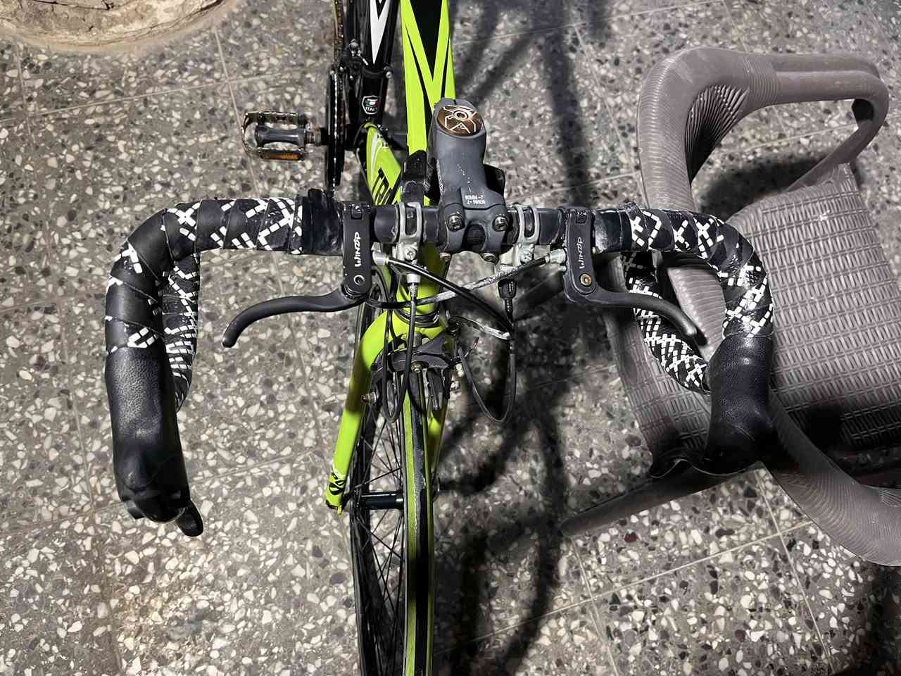 للبيع بايسكل رود TRINX TENPO1.0بلون الاسود والاخضر نضافته 85بل ميه العطلات البيه فقط تاير خلفي جوب خلفي جوب امامي سنجيل فقط لا غير معدن المنيوم قياس الرود 27 للبيع بسعر 350 الف وبيه مجال المكان بغداد الدوره رقم للتواصل***********
