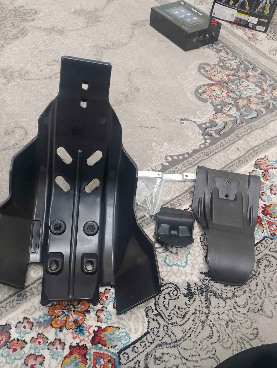 هذا الواقي (الصينية) يرهّم للأنواع التالية:
هوسكفارنا (Husqvarna): لموديلات 2019 لغاية 2022 (فئات FE, TE, FC, TC).
​KTM: يرهّم لموديلات الـ KTM نفس السنين (2019 - 2022)، لأن الشاصي والمحرك نفس التصميم، خصوصاً فئات (EXC, SX, XC).
​گاس گاس (GasGas): يرهّم للموديلات الجديدة من 2021 و2022.
​ملاحظة: يركب على محركات حجم 250 و 350 سي سي (250cc / 350cc


**إذا كنت صاحب هذا الإعلان وتريد حذفه لأي سبب، رجاءا أرسل رسالة إلى الدعم الفني**