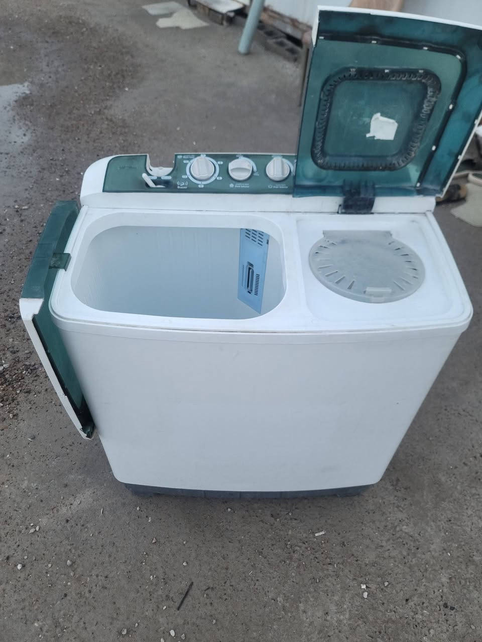 للبيع غساله الحافظ 14 كيلوا وضع شركه اخت الجديدة مداخله تصليح جاهزة وعلى الفحص السعر ب80 يوجد توصيل داخل بغداد بأجره عنواني الحالي الحارثيه ***********
