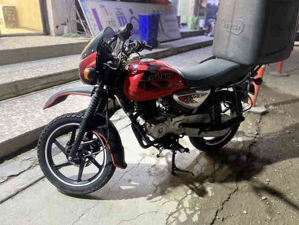 بوكسر ٢٢ مرقم وباسمي  تحويل ثاني يوم سنوية 
دراجة على ايد ومداريهة لا مفتوحة ولا مدعومة  على وضع الشركة دهن كل ١٠٠٠ كيلو ابدل دهن لوكي مولي لالماني 
تاخذهة كبل تشتغل بيهة ما تصرف ربع دراجة كاملة من كل نواحي دراجة ماشية ٢١ الف  ما مفتوح العداد  وديهة وين متريد  سعر الدراجة 2,500,000 لا تخابرني اذا مو شراي 
 للاستفسار ***********
