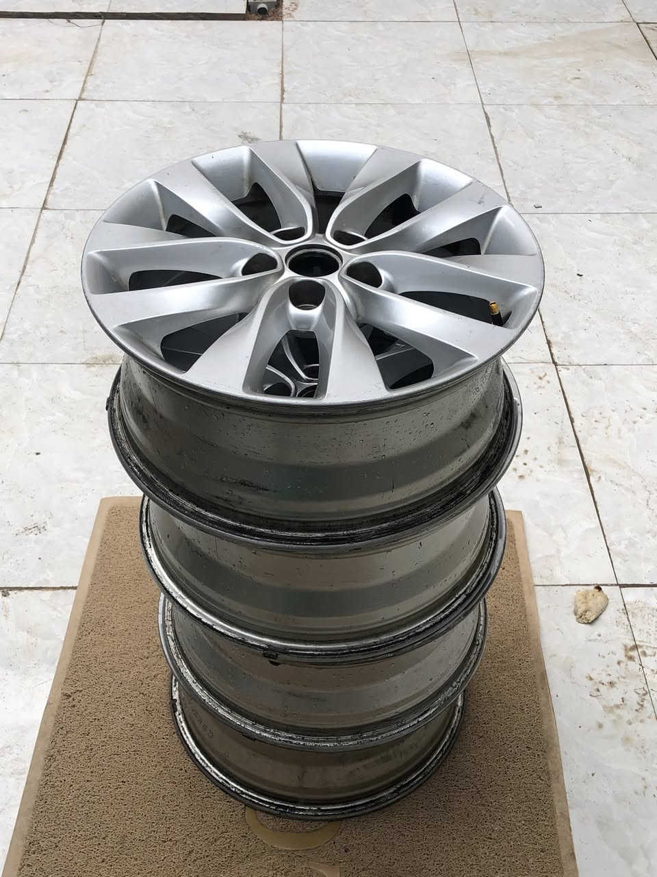 السلام عليكم تخم ويلات حجم 17 نظيفات وبدون لحيم وبدون عواج فقط ويل واحد بي عواج خفيف والسعر جوة السوك 150 الف قفل 
مكاني بصرة رقمي ***********
