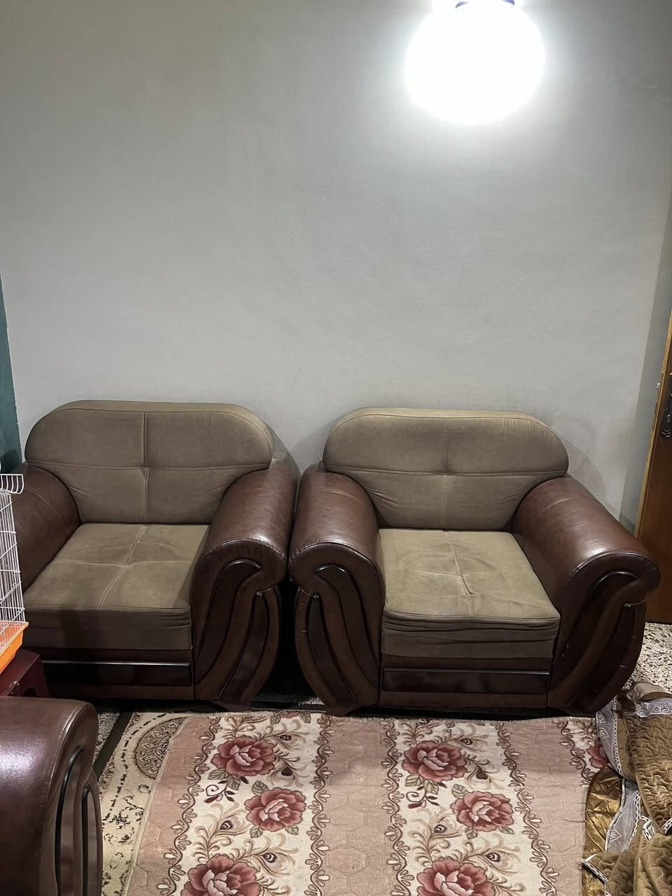 تخم 8 مقاعد ثنين صغار ثنين كبار  نظافة 100% مكان الطوبجي رقم ***********
