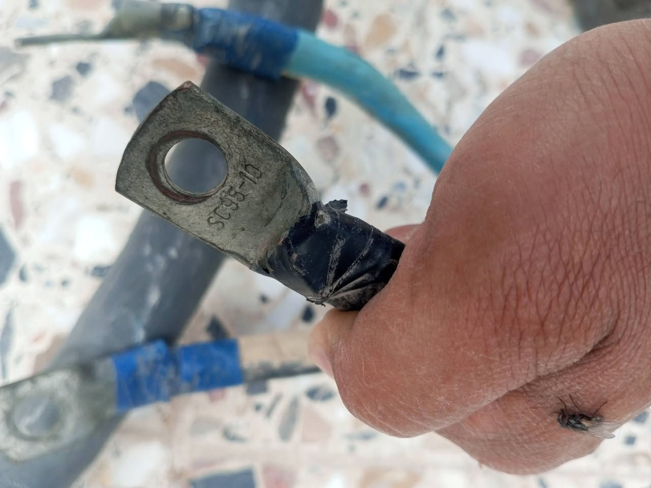 السلام عليكم عندي قطعتين كيبل واحد تقريباً 4×25 أو 4×35 طوله 11 متر 40 سم قطعه ثانيه 8 أمتار ***********
