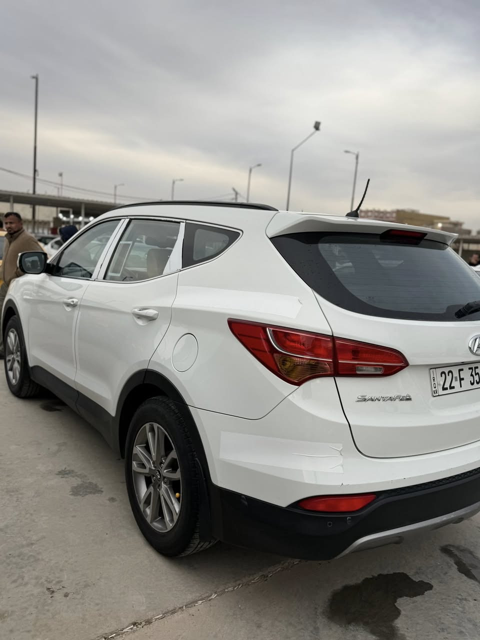 السلام عليكم 
سنتافي 2014 خليجي 4 سلندر ماشيه 175 الف كيلو متر 
رقم اربيل باسمي السيارة 7 راكب كير ومحرك كفاله بشرط 
بيها صبغ نص الباب الخلفي بدون ضربه وباردات بيها السونار مرفق بالمنشور السيارة جديدة على ايدي رايدها 158 ورقه وبيها مجال بسيط 
مكاني الكوت ***********
