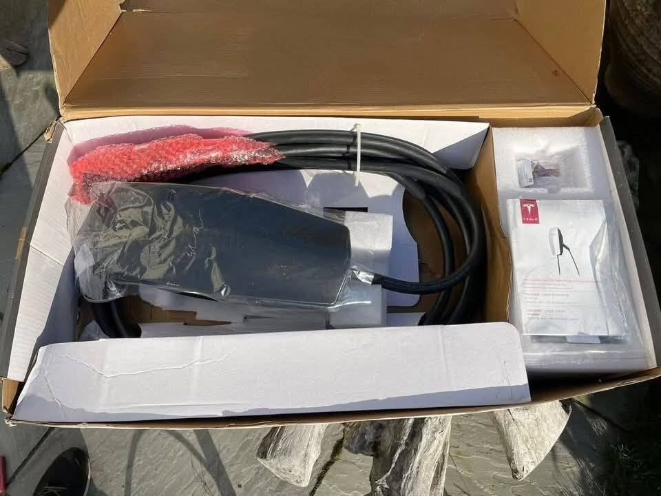شاحن Tesla Wall Connector (إصدار التوقيع المحدود) ⚡️
متاح للبيع شاحن تسلا الجداري الأصلي Signature Edition باللون الأسود المطفأ الفاخر، ويحمل توقيع "إيلون ماسك". هذا الإصدار "قطعة جامعيين" نادرة ولم يكن متاحاً للشراء المباشر.
المواصفات الفنية:
الموديل: Gen 2 Signature (يتميز بكابل أطول وأكثر تحملاً من الأجيال الأحدث).
القدرة: يدعم شحن فائق السرعة 22kW / 32A.
النوع: Three Phase (ثلاثي الأطوار) لضمان أقصى كفاءة.
المقبس: Type 2 (متوافق مع تسلا ومعظم السيارات الكهربائية الأوروبية والخليجية).
الحالة: جديد تماماً (Open Box) لم يُستخدم، بكامل ملحقاته والكرتونة.

الي يريدها يراسلني


**إذا كنت صاحب هذا الإعلان وتريد حذفه لأي سبب، رجاءا أرسل رسالة إلى الدعم الفني**