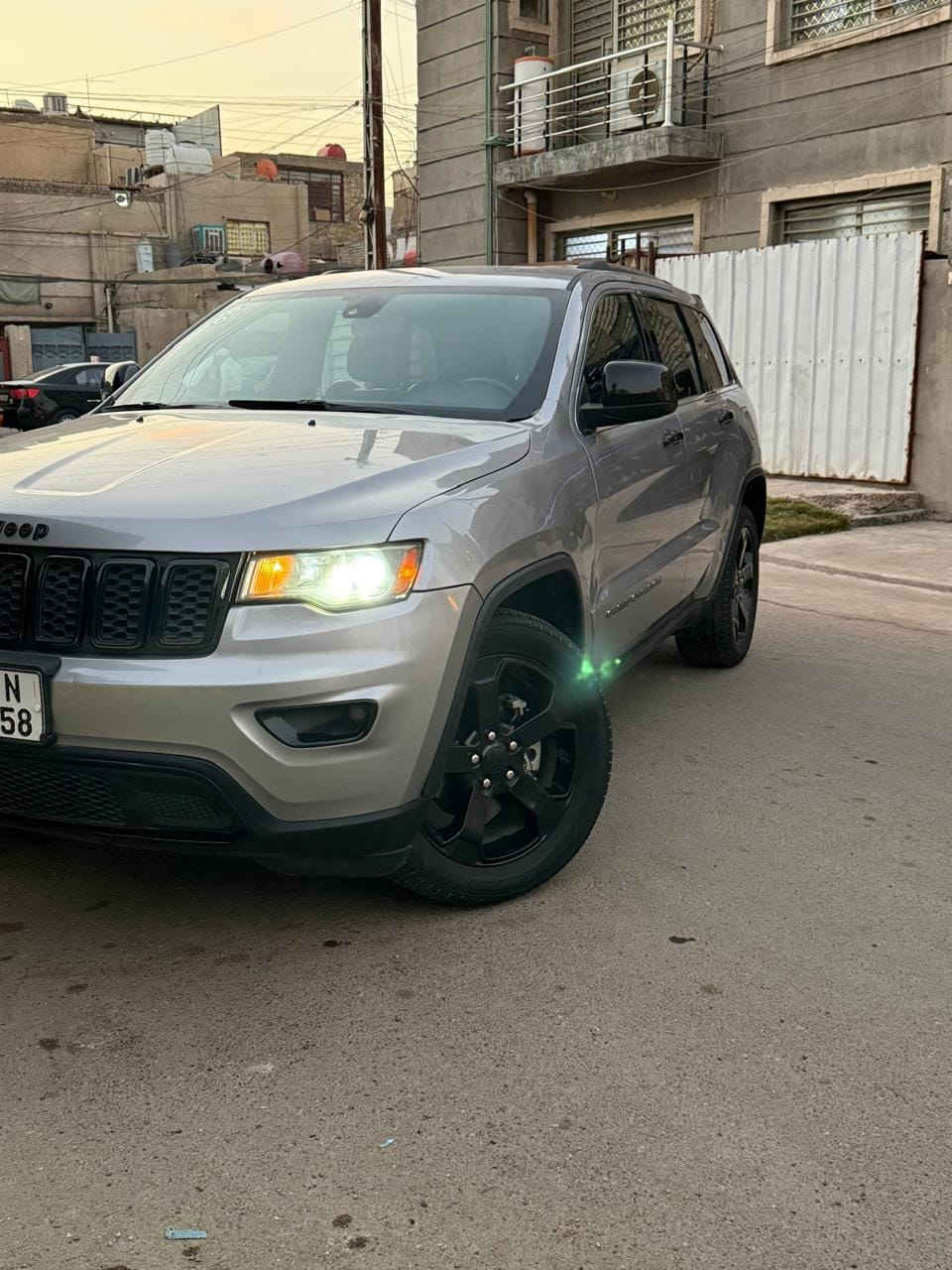 السلام عليكم ورحمة الله وبركاته للبيع فقط جيب كراند شيروكي موديل ٢٠١٩ وارد أمريكي حادثها بنيد وجاملغ جهة السائق مبدلات ومصبوغات فقط بدون دواخل أبد وبيها الجاملغ الثاني طخة جدا بسيطة موضحة بالصور بعدها على وضعها السيارة فول مواصفات عدا الفتحة كراسي تدفئة تبريد كرسي السائق كهرباء رادارات جانبية وهيترات بالمري توقف ذاتي وستيرن تدفئة والباب الخلفي كهرباء ودمام بالجنطة الخلفية وبيها هواي مواصفات بعد مبينة بالصور السيارة جداً نظيفة محدثة بلاك توب تحديث مميز ماشية ١٠٦ الف وكلشي موضح بالصور مكانها بغداد حي العامل وللاستفسار هذا رقمي *********** وسعرها جداً مناسب ١٧٨ سعر مال موديل ١٤ وآسف للإطالة وممنون من الجميع
