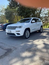 للبيع جيب سومت خليجي فول مواصفات مكينة هيمي 5700 موديل 2018 مفولة بنور...