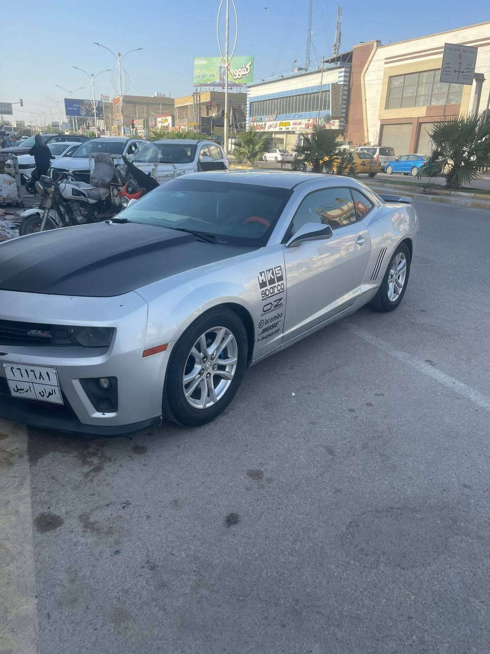 السلام عليكم كمارو للبيع او للمراوس حسب الرغبة
شادلهه كير ومكينه جدد صدر امامي خلفي جديد 
ويل وتخم تاير جديد منضومت تبريد جديد كامل 
منضومت زنون جديده يعني بين قوسين السياره كامله من كلشي ناقصهه بس سايق وشادلهه بوابات بالصالنصه السياره متعوب عليهه هذه رقمي للتواصل ***********
