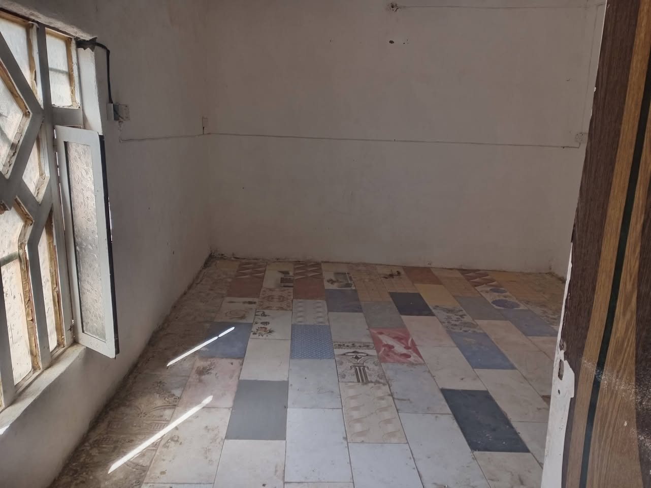 الإيجار مشتمل حي الحكيم   مساحته ١٠٠ غرفتين نوم وهول  مطبخ استقبال بشارع اسواق البركه ويبعد عني الشارع ٣٥٠ متر الاتصال واتساب ***********
