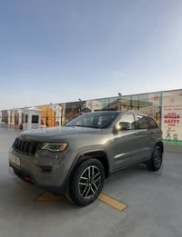 جيب كراند شيروكي ترايل هوك 2020 لون سمنتي  Jeep Grand Cherokee (Trailh...