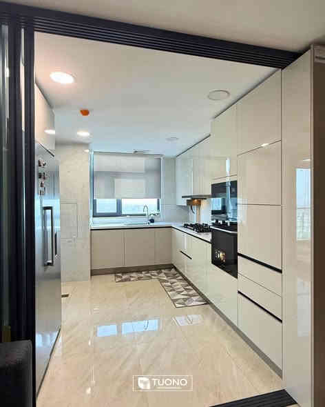 تنفيذ وتصميم مطبخ و tv unit  داخل شقة في مجمع بوابة العراق… تصميم يجمع الأناقة العالية مع الاستخدام الذكي لكل تفصيلة.
اخترنا اللمعة الهادئة للأبواب حتى تعكس الإضاءة الطبيعية وتعطي إحساس أكبر بالمساحة، 
توزيع الأجهزة  مدروس حتى يوفر انسيابية بالحركة، ومنطقة الطبخ قريبة من السنك لتسهيل كل الخطوات 
النتيجة؟ مطبخ عملي، نظيف بالشكل، وراقي بالإحساس… ويشبه تمامًا أسلوب الحياة اللي يتمناه كل صاحب بيت.

📍 بغداد - الكرادة خارج - تقاطع المسبح - مجاور جوتن للأصباغ
📞 ***********

#مطابخ #تصميم_مطابخ #ديكور_مطابخ
