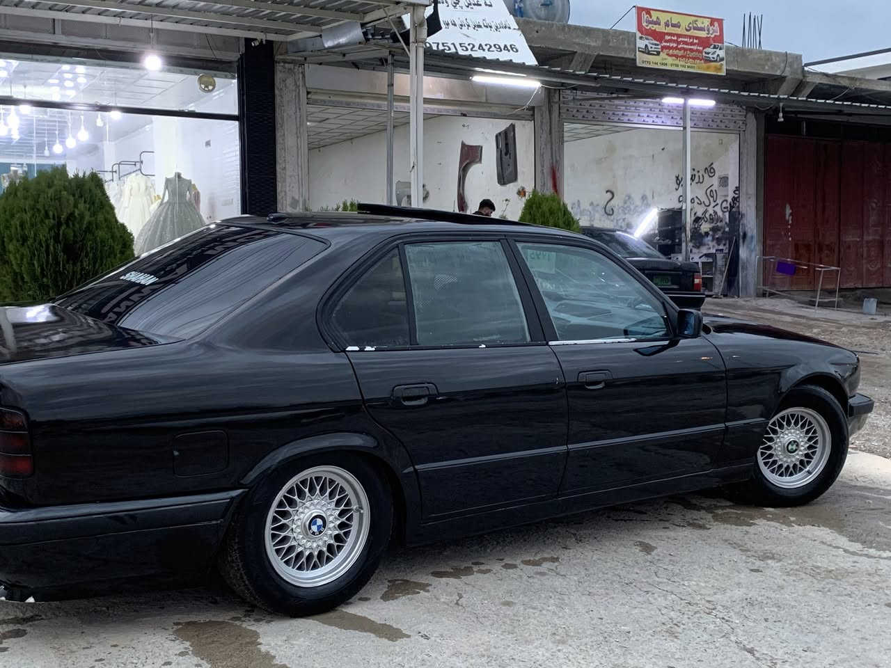 سڵاو هاوڕێیان 
1991 گێڕ عادی520 bmw بۆفرۆشتن 
ئاڕم پلاستیکی سلێمانی بەشەرتی ئاڕمو ئەوەلیات 
گێڕو مەکینەی بەشەرت مەکینەی تازە داگیراوە هەڵمی نییە 
ژێری تازە دامگرتوە کامل چرکه ی تیا نیە 
کامل بۆیاخێکی جوانم کردوە لەسەر ساقی 
کامل جوانکاریم بۆ کردوە   
کامل کارەبای مەزبوتە سڵایدە 
دەعامی پێشو پشتی ئێمە 
لایتو بەگلایتو بلاجکتۆری لۆکم بۆ بەستوە 
قرچێکی کەمی پێشی هەیەو تەواو بەشەرتی موسو بڕاوەو وەرگەڕان 
سەیارەکە زۆر جایزەو کەم مەسرەفە  
سیعری33گەڵاو مەعمەلە  شوێن هەڵەبجی تازە شارەزور 
***********
