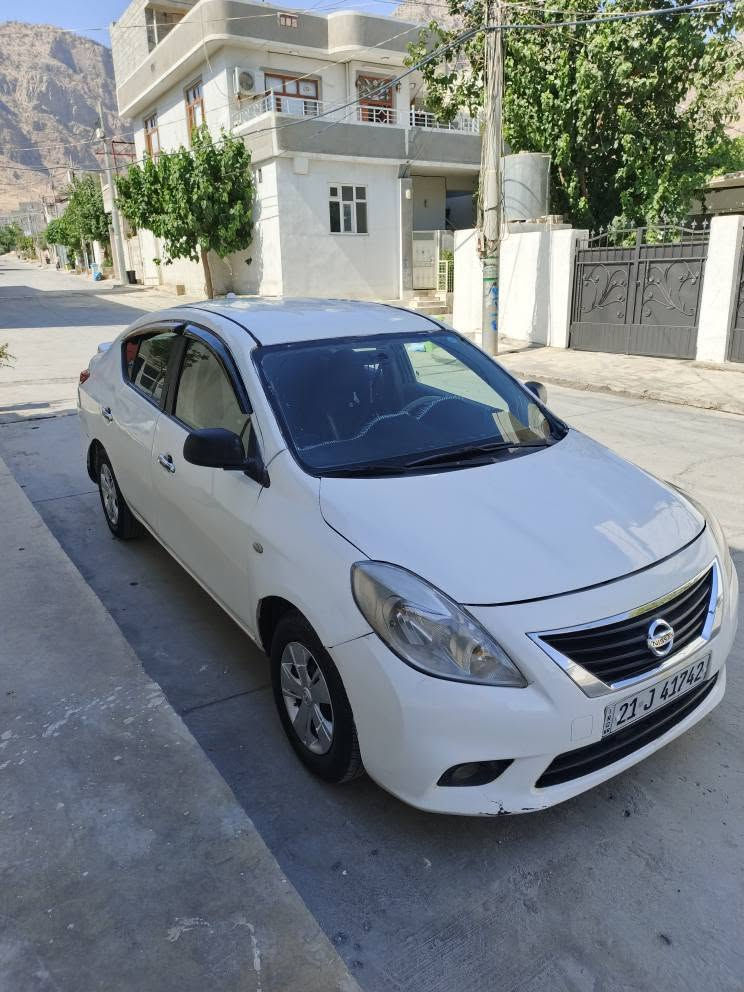 نیسان لاکشمیبای 2014  ۰۷٥۰٦۳٨٤۱۲۳
سەیارەکە ڕەقەمووسەنەوی نوێیە تا 2030 نوێکراوەتەوە بە ناو خۆمانەوەیە سبووخ عامە بە لایکدا وەرگەڕاوە زۆر جوان جاکراوەتەوە گێڕوو مەکینە بە شەرت تەقەووڕەقی بە شەرت دینارێک مەسرەفی نیە ماڵی دۆستە شوێن ڕانیە نرخی 67 مەجال .  *********** رانية, السليمانية
