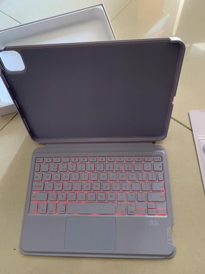 السلام عليكم
كيبور وحافظه بنفس الوقت ايباد حجم 11 انش  وينفصل مغناطيس ضوئي بلوتوث جديد السعر 20  نهايته يتركب للايباد 11 العادي وآلاير والبرو

بغداد الدوره***********
