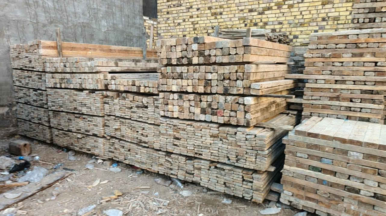 للبيع
 قالب خشب روسي نظيف
عدد 21 مكعب
عنوان الحلة هاتف ***********
