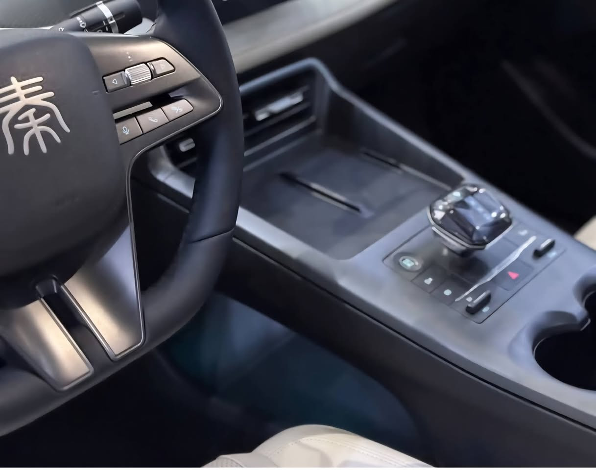 يوجد .نقد.واقساط🚘 BYD بي مفاجئه.مفاجئه.مفاجئه
👑 واي دي گن بلاص نقداً فقط 🚘

🚘موديل 2025البيع نقداً واقساط لدينا اقساط 🌷

يتوفر داخل زيتوني : 

يتوفر ايضا داخل ابيض : 

🔋 المحرك والتقنيات
• محرك 1500cc اقتصادي (Hybrid + Electric + Petrol)
• تبريد أمامي وخلفي قطعتين
• تمشيك مايقارب2100 كم🔥+ على الكهرباء فقط 55km
• بصمة + كارت دخول ذكي
• شاشة وسطية
• كامرة خلفية
• حساس خلفي

💡 الإضاءة والتصميم
• لايت زنون
• بك لايت LED
• ويل اسود مات
• داخل جلد لون زيتوني
• تحكم مقود جانبين

ملحقات:- شاحن + كارت+ ماسحات+ مثلث وجميع التفاصيل

تجربة قيادة مختلفة وتفاصيل تليق باللي يدور على شكل + أداء + تقنية.

📍 العنوان: بغداد – البياع – الشارع الاول
البيع اقساط ونقد 🌷

📞 للحجز والاستفسار***********👑***********

إرسال رسالة على واتساب
