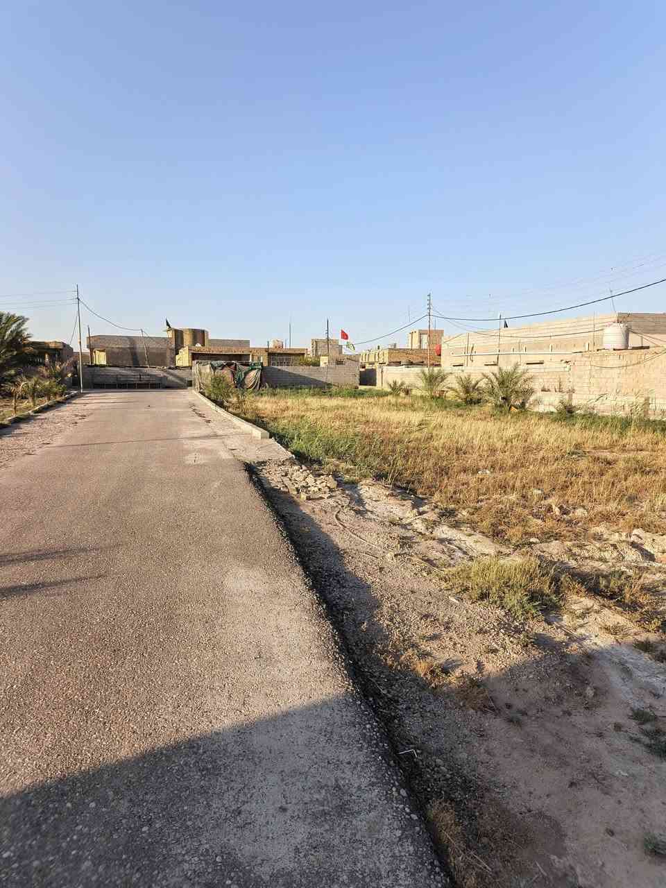 بيت يحتوي على ديوانيه وهول وصاله وغرفه نوم ومطبخ  و  بعد غرفتين ماكاملات  مع نص دونم  ألمكان السعيده قرب البانزين خانه على الشارع العام للاستفسار ***********
