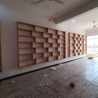 رفوف خشب • باب حديد • فاصل خشب