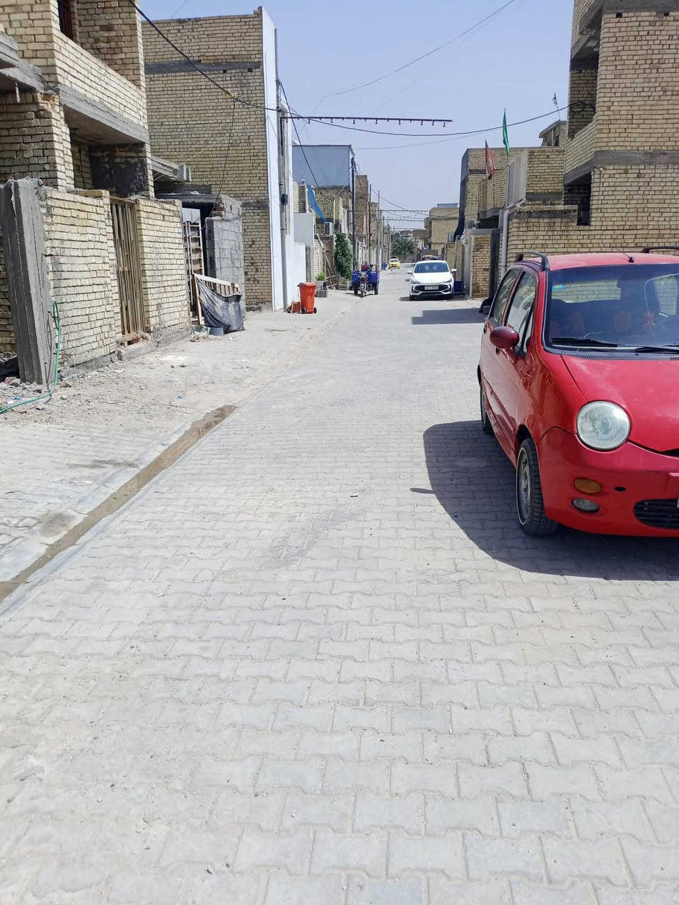 من رخصة المسؤول مساحة 200متر مشيد عليها دارين كل دار 100 متر واجهة 5 ونزال 20 استقبال حولي مطبخ غرفة نوم وخدمات حمامين بيتونة مع مخزن سطحين لكل دار نقص بياض وسيراميك وكاشي فقط عرض الفرع 8 متر كامل خدمات ماء مجاري كهرباء مقرنص تبليط بصف البزل طابو زراعي سند 25 منطقة الشعب الغرير موبايل *********** خاص او واتساب
