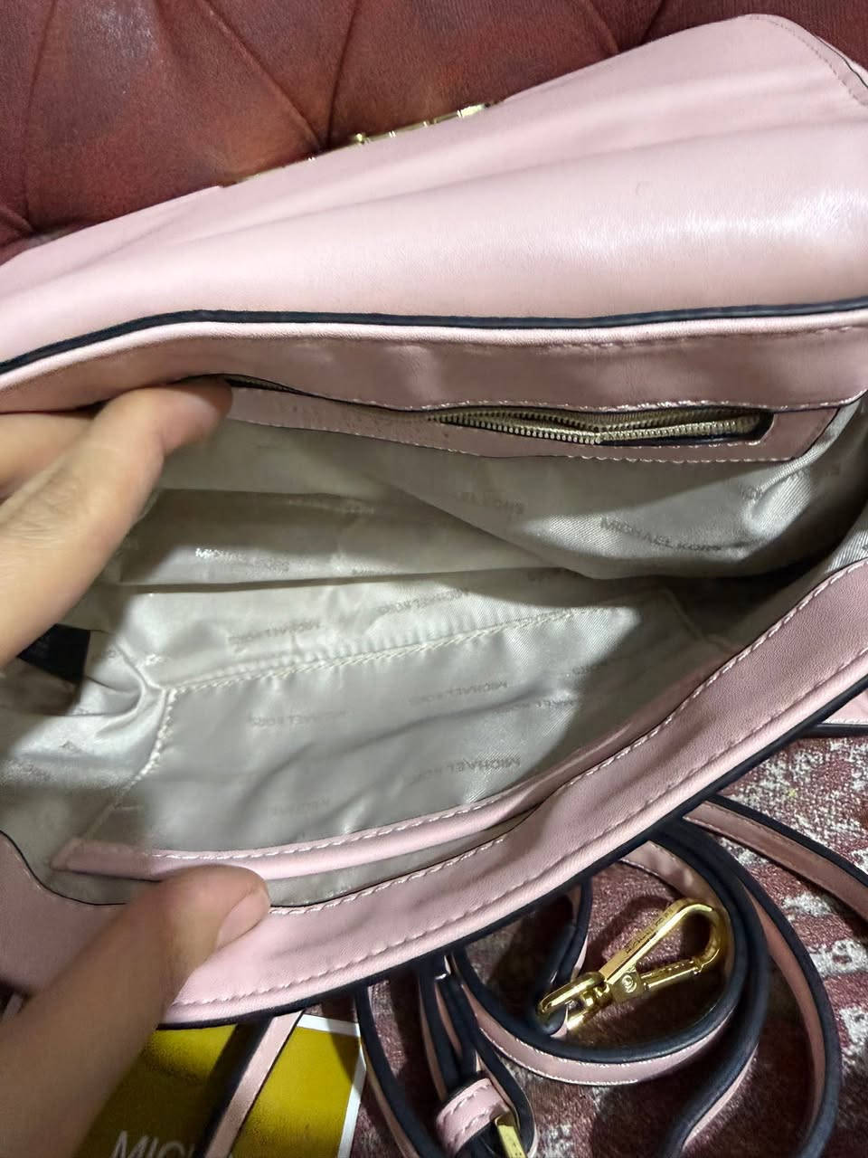 متوفر    جديدة   بالعلامه 
ماركة   Mk ماستر كوالتي 
بس شويه سحابها  الصغير الي بداخل الجنطة   فلت واني داسده  اثناء فتح الجنطه   

سعر البيع ٢٠ وتوصيل مجاني


**إذا كنت صاحب هذا الإعلان وتريد حذفه لأي سبب، رجاءا أرسل رسالة إلى الدعم الفني**