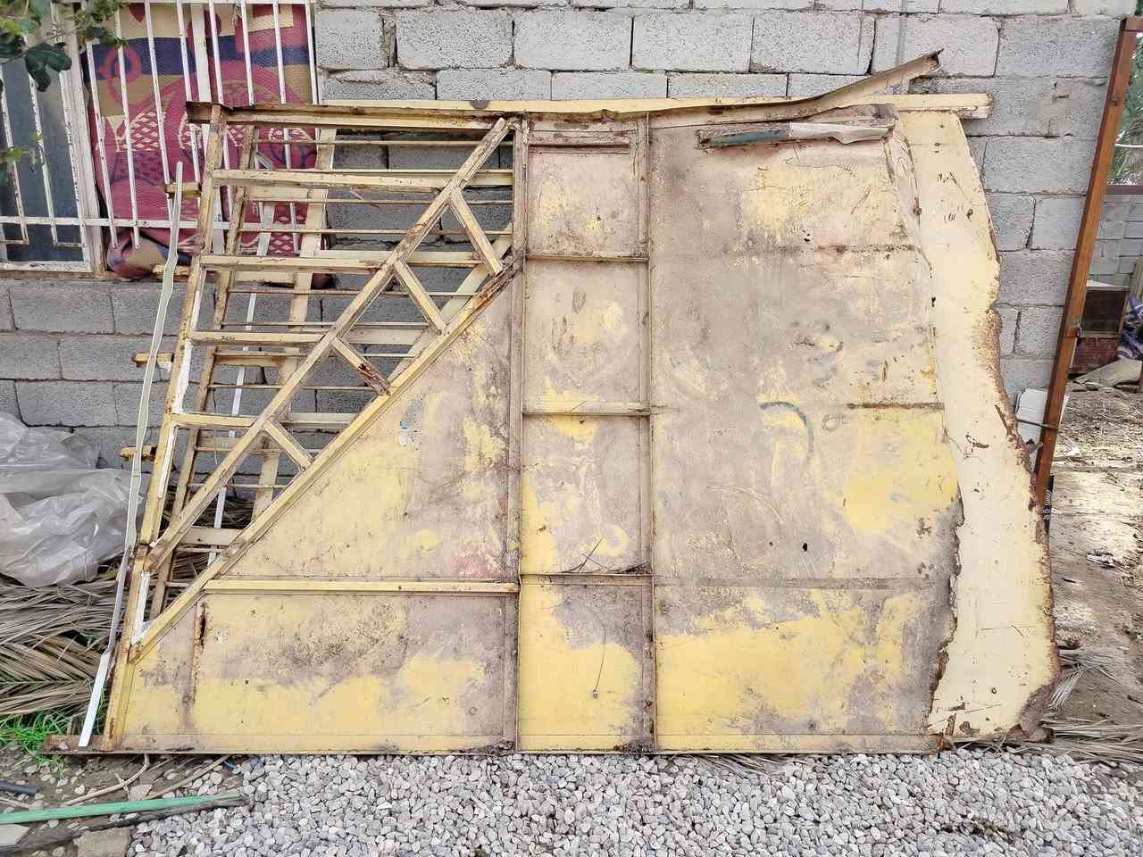 سقيفه بليت قوي الطول 3متر والعرض2/500
وبيبان بليت ثقيل الطول 2/500 والعرض 2 متر
وجرابي حديد نفر ونفرين
مكاني الساده آل بوهلاله 
***********
