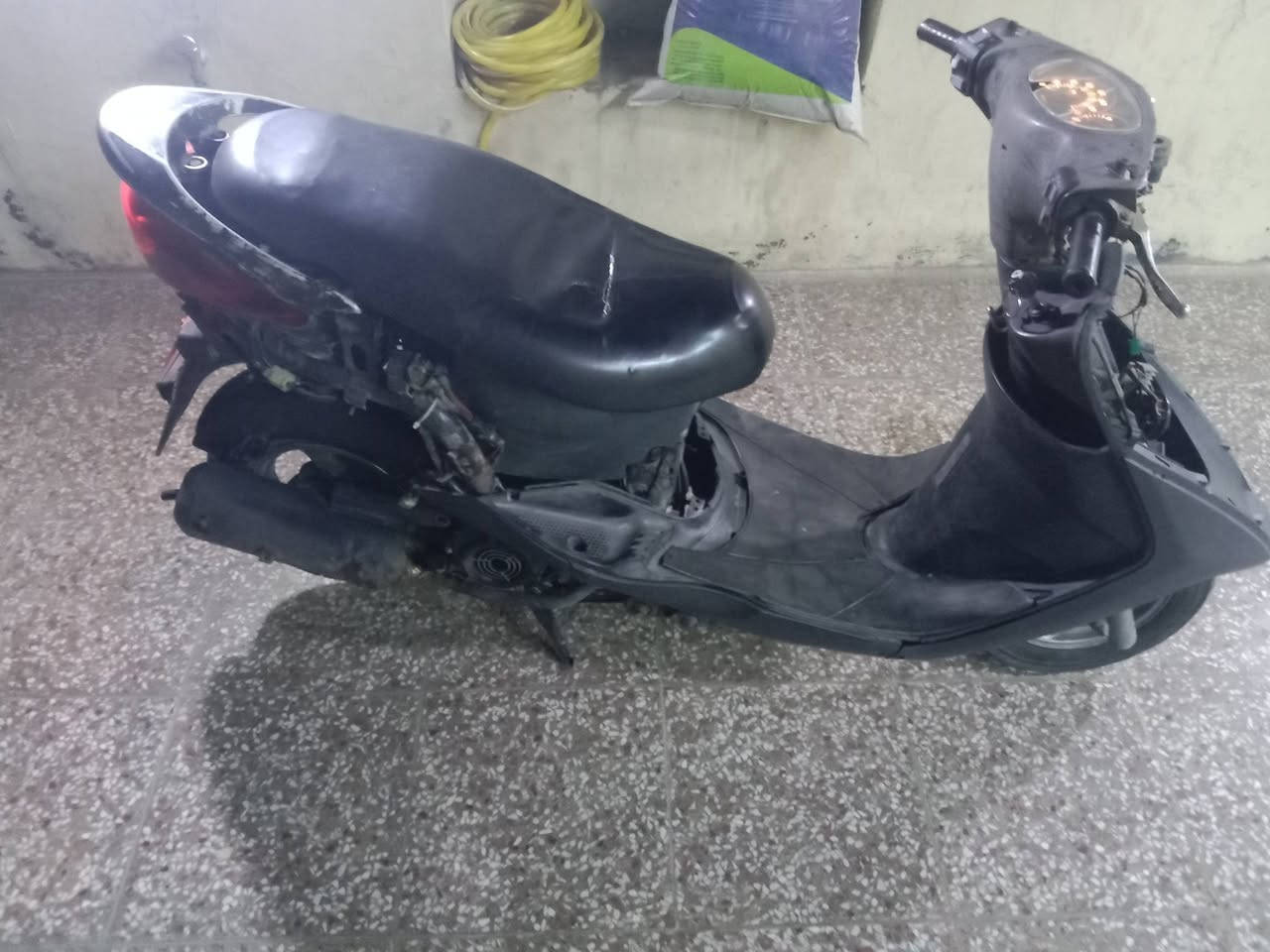 سلام عليكم دراجه بريز شغالة سلف هندر شغالة كهربائيات شغالة عوزها كفرات كفرات مابيها أبيع كوم حديد مكاني بغداد البلديات ***********سعر 250 وبيها مجال شراي خابر وتدلل
