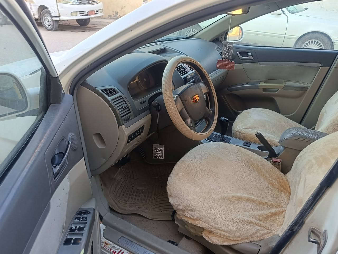 السلام عليكم  جيلي ام كرنت السياره مديل 2012 فوال موصفات من عده البصمه فتحه قماره حساسات خلفيه شاشه السياره معروفه موصفاته غرفته جديده عايزه شويه ترتيب سعره 48 بيه مجال الرقم ***********
