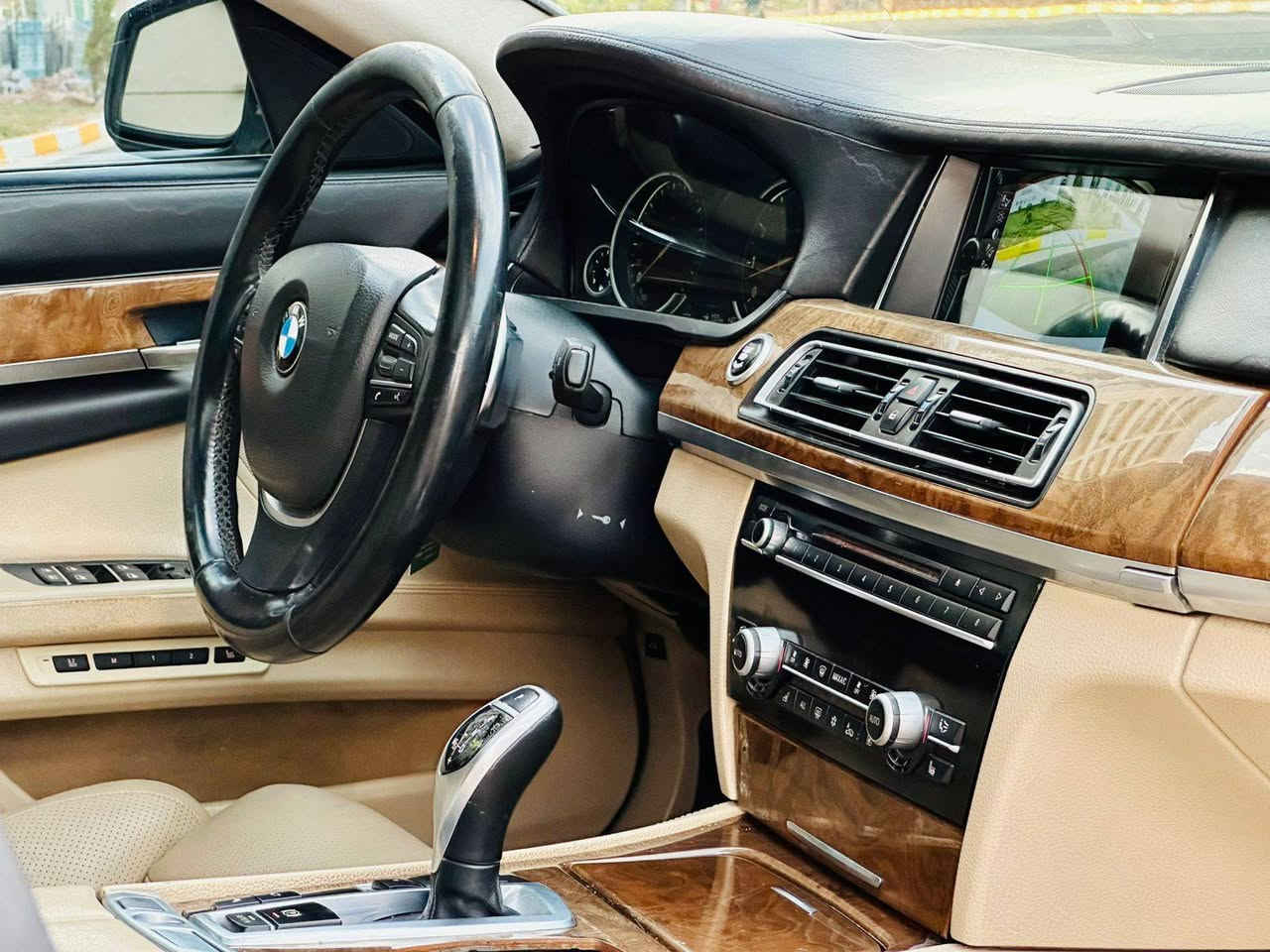 السلام عليكم للبيع 
‏BMW 740 LI  
2009
خليجي  
6 سلندر
فتحه سقف  
فول مواصفات 
 بصمة 
بصمة أبواب 
شاشة كبيره 
 تحكم استيرن
- دشبول صاج
- تواير جديدة
- كاميرا خلفية
- اضاءة زينون
 - كشافات ضباب
 - LED
- بلوتوث
 - CD & AUX 
السعر 182

***********
***********
