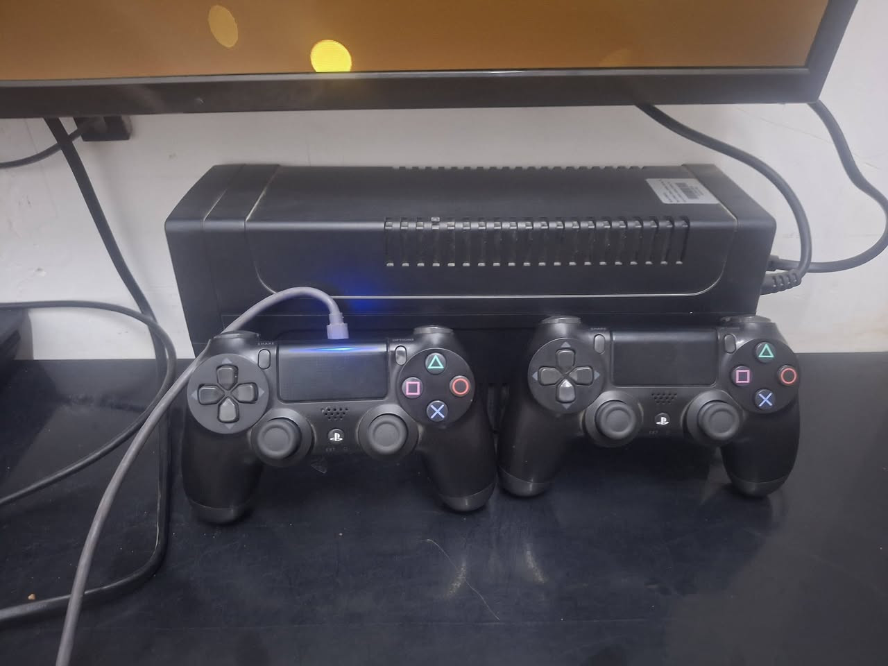 السلام عليكم عندي 4اجهزه بلي ستيشن 4 مهكر جهاز جديد مستخدم شهر واحد فقط جهاز مامفتوح ولا واصل صيانه الجهاز كامل ملحقات جوستك عدد 2 مع بلازما حجم 43 مع زوج كراسي السعر كامل ملحقات 500 وبي مجال العنوان بغداد الحسينيه الاستفسار *********** واتساب فقط
