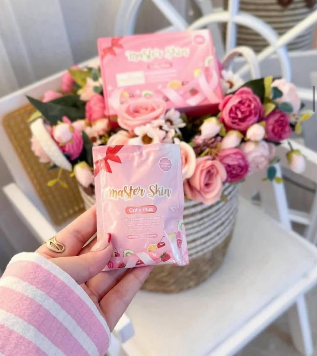 شراب الكولاجين التايلندي Mister Skin Colly Plus 🍓✨
✔️ غني بالكولاجين البحري + فيتامين C + النياسيناميد
✔️ يساعد على تفتيح البشرة وتوحيد لونها
✔️ يعزز مرونة الجلد ويقلل من ظهور التجاعيد والخطوط
✔️ يمنح البشرة إشراقة ونضارة طبيعية
✔️ يدعم صحة الشعر والأظافر أيضاً

يحتوي الباكيت على 15 كيس 

📌 طريقة الاستخدام:
يتم إذابة كيس واحد في كوب ماء بارد، ويُشرب مرة يومياً، ويفضل الاستمرار للحصول على أفضل النتائج.
المنشأ تايلاند الأصلي 🇹🇭 

السعر 35 الف

التوصيل مجانا لجميع محافظات العراق 🩷


**إذا كنت صاحب هذا الإعلان وتريد حذفه لأي سبب، رجاءا أرسل رسالة إلى الدعم الفني**