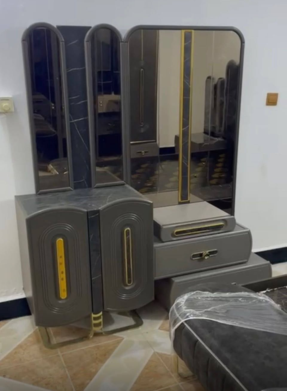 غرفه تركيا مودرن 9 قطع 
السعر مليون 100 
العنوان بغداد الشعب 
غرفه نضيفه اي ضرر ما بيها


**إذا كنت صاحب هذا الإعلان وتريد حذفه لأي سبب، رجاءا أرسل رسالة إلى الدعم الفني**