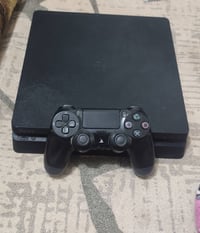 بلايستيشن 4 سليم • واحد تيرا • نظيف استعمال خفيف