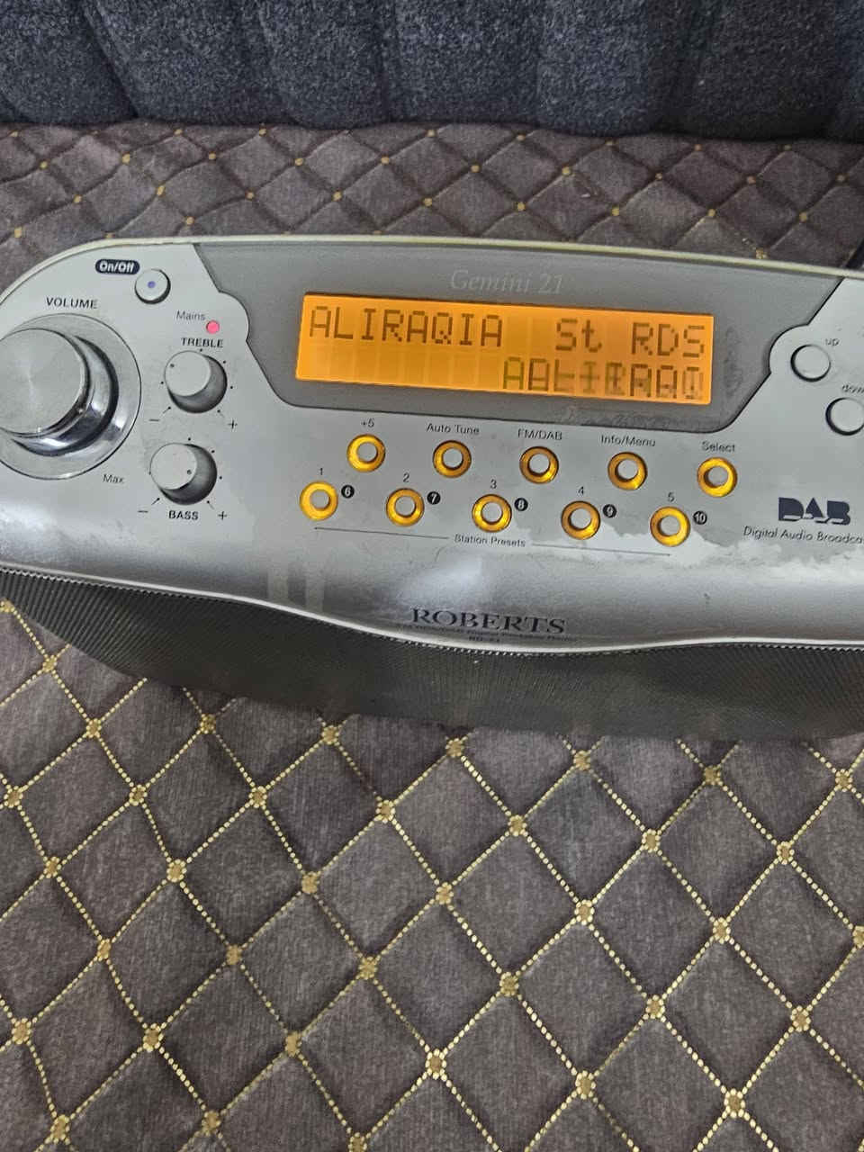 السلام عليكم
راديو عدد٢ روبيرتس شغال وكامل ونظيف باتري وكهرباء وؤكتب اسم الاذاعة والثاني سانجين ايضا باحث كانةشغال سابقا...
هسه بس الشاشه شغاله يعني عاطل
بس هو جهاز نظيف وشكل مميز ايضا كهرباء وباتري رايدهن الاثنين
٧٠ الف دينار مكاني بغداد ..


**إذا كنت صاحب هذا الإعلان وتريد حذفه لأي سبب، رجاءا أرسل رسالة إلى الدعم الفني**