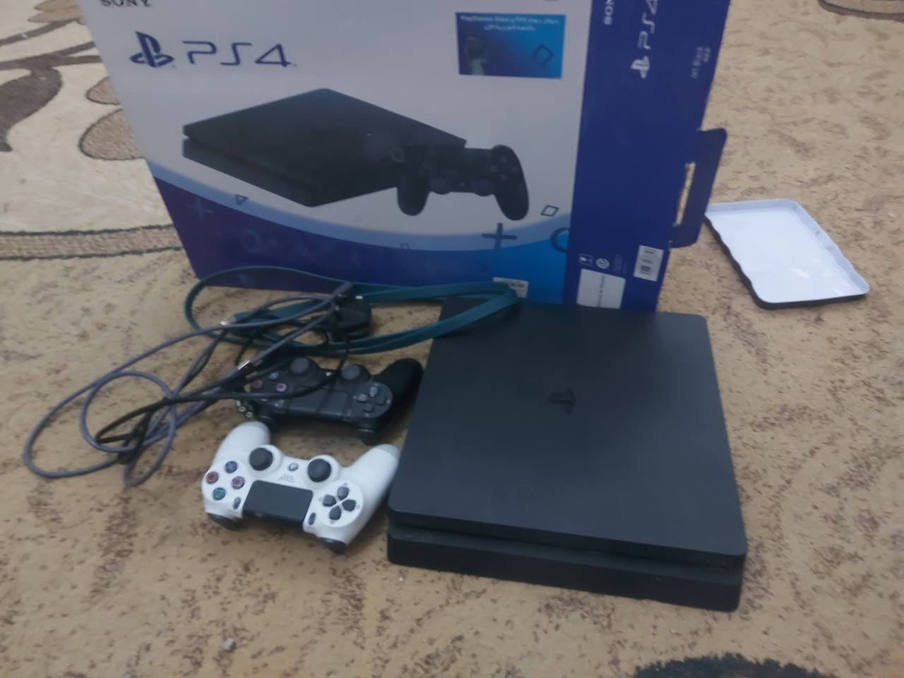 السلام عليكم بلي فور سلم ذاكره  512 مهكر قرص نضام 12 بلي اخو الجديد تجي تأخذه عل فحص جويستك عدد 2 السوده اصلي والبيضاء تجاري كامل ملحقات كارتونه وكيبلات العنوان الفلوجة حي الشهداء السعر 290 وبي مجال مكلف بل نشر للتواصل ***********
