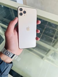 iPhone 11 pro max لون ذهبي مميز شرق اوسط ذاكرة 256 تك خط بطارية 100 مب...