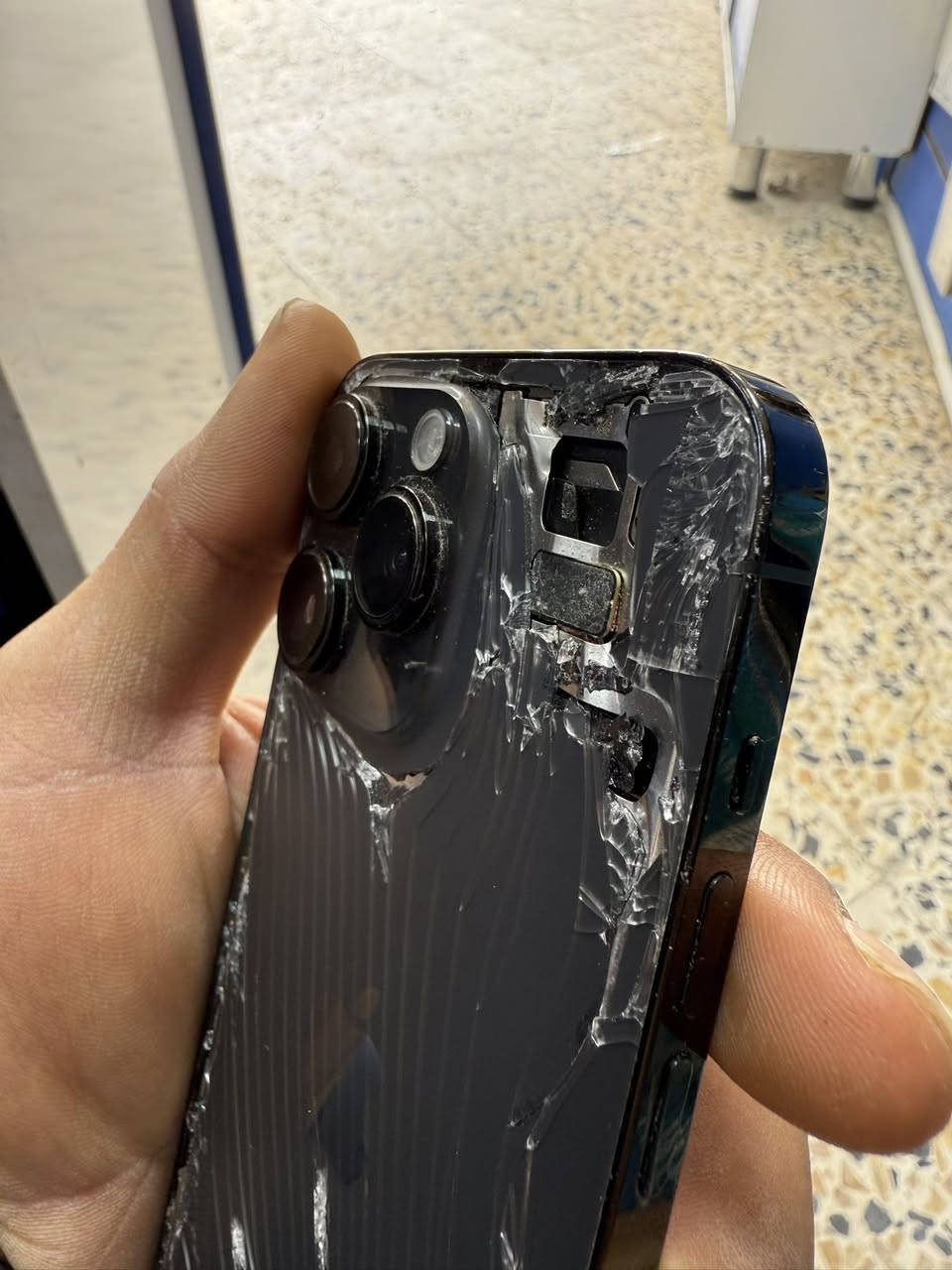 السلام عليكم 
14 برو ماكس مثل ما موضح بالصورة 
ابيعة على هاي الحطة السعر 650 وبي مجال
***********
