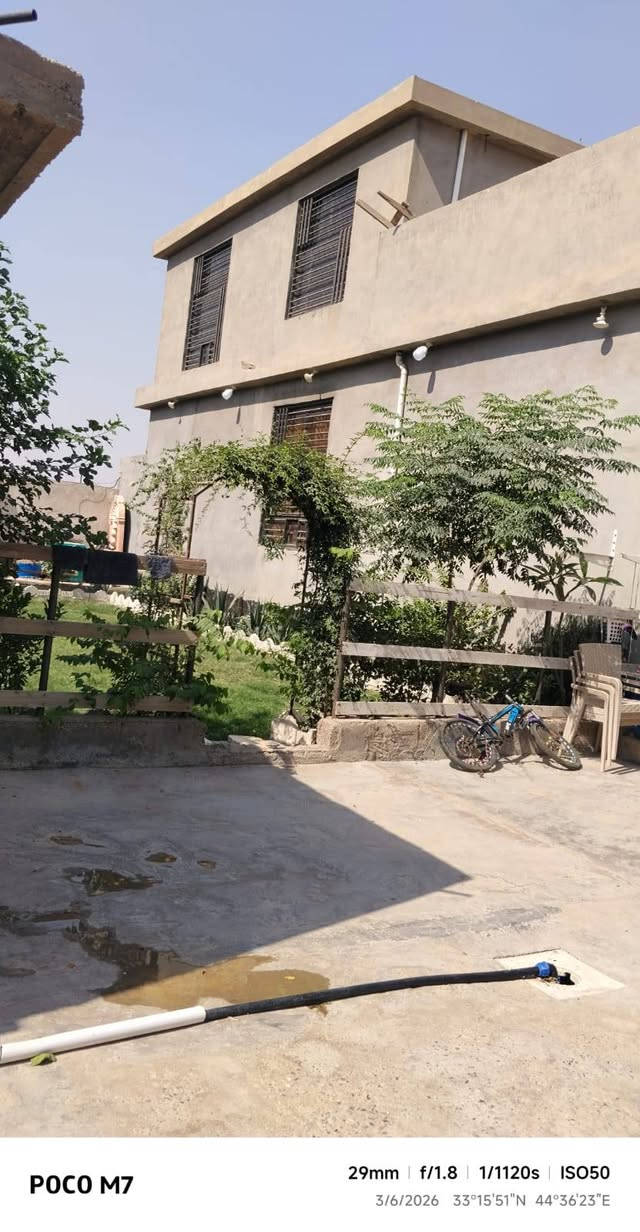 ​🏡 بيت مميز للبيع - بمساحة إجمالية واسعة وموقع ممتاز 🏡
المساحة الكلية للأرض: 550 متر مربع. عقد 35 قابل للتطويب حسب قرار رئاسة الوزارء الجديد .
مساحة البناء (البيت): 180 متر مربع.
​🔹 تفاصيل وتقسيم البيت الداخلي:
​غرف النوم: يحتوي البيت على (3) غرف نوم واسعة جداً وبمساحات مريحة (قياس كل غرفة 5 *5 متر).
​ أيضاً يحتوي على استقبال ضيوف بمساحة 8*5 متر
وصالة بمساحة 8*5 متر
ومطبخ بمساحة 7*5
​🔹 يحتوي أيضاً 
​حديقة أمامية: تمنح البيت إطلالة خضراء بمساحة 10 متر 
​حديقة جانبية ضخمة: بمساحة 210 متر مربع
​كراج خاص للسيارة والبيت :  بعرض 4 متر 
​📞 للتواصل والاستفسار:
​رقم الهاتف: [   ‏‪  ***********‬‏]
​العنوان/الموقع: [ بغداد بمساية القديمة ]
