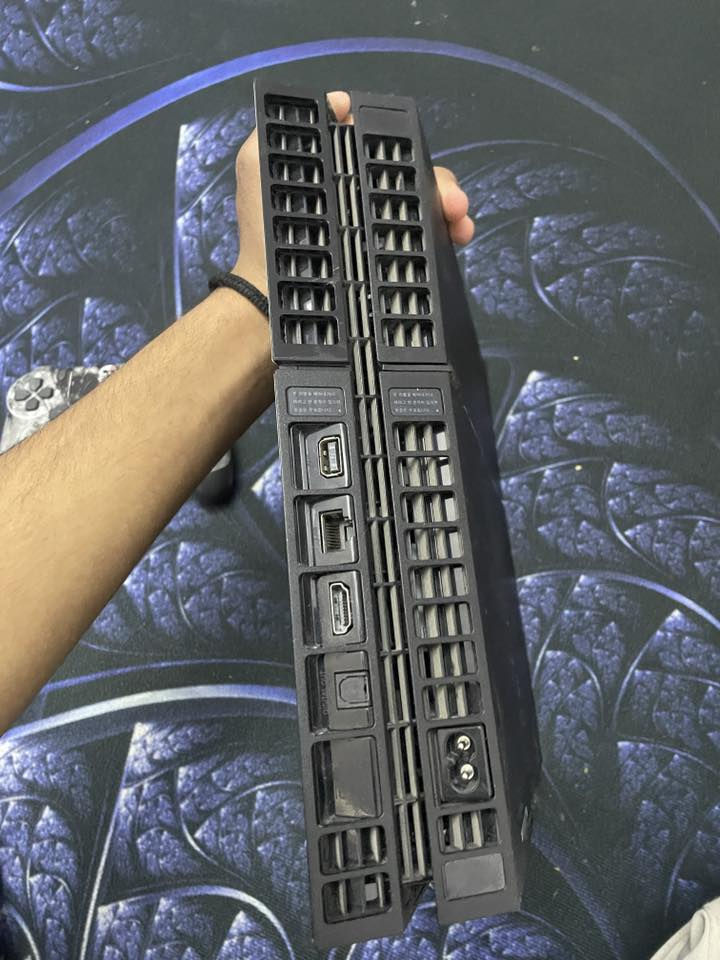 سلام عليكم بلي فور للبيع نسخه الفات الملحقات ويه الجهاز (جوستكات 2 ولعبه gta5) الجهاز نضيف بس شغله ولعب بي نضيف جهاز سعر ب 200 وبي مجال تواصل عل هاذه رقم (***********) متوفر واتساب ورصيد
