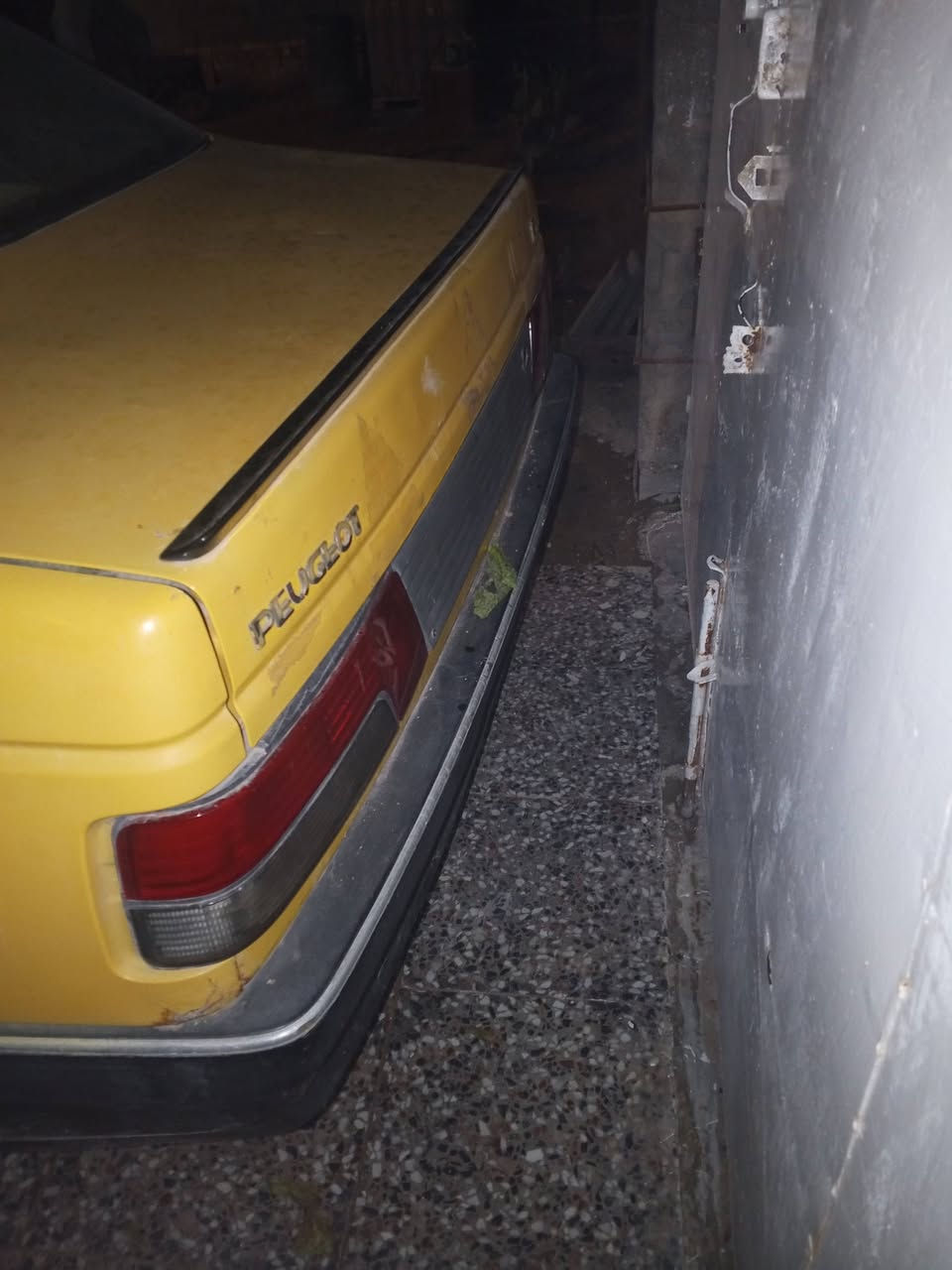 سلام عليكم سيارة بيجو رواء جاهزة بس بي بخار  خفيف سعر 27 بي مجال ***********
