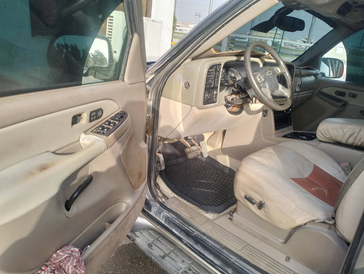 السلام عليكم من رخصه الادمن سياره أدوات شوفر سوبر بان موديل 2006مصبوغه عام لجماليه مكفوله من الكص لسياره جاهزه من كل النواحي السعر40 وبيه مجال لشراي مكان السياره الشعب بوب الشام الرقم ***********
