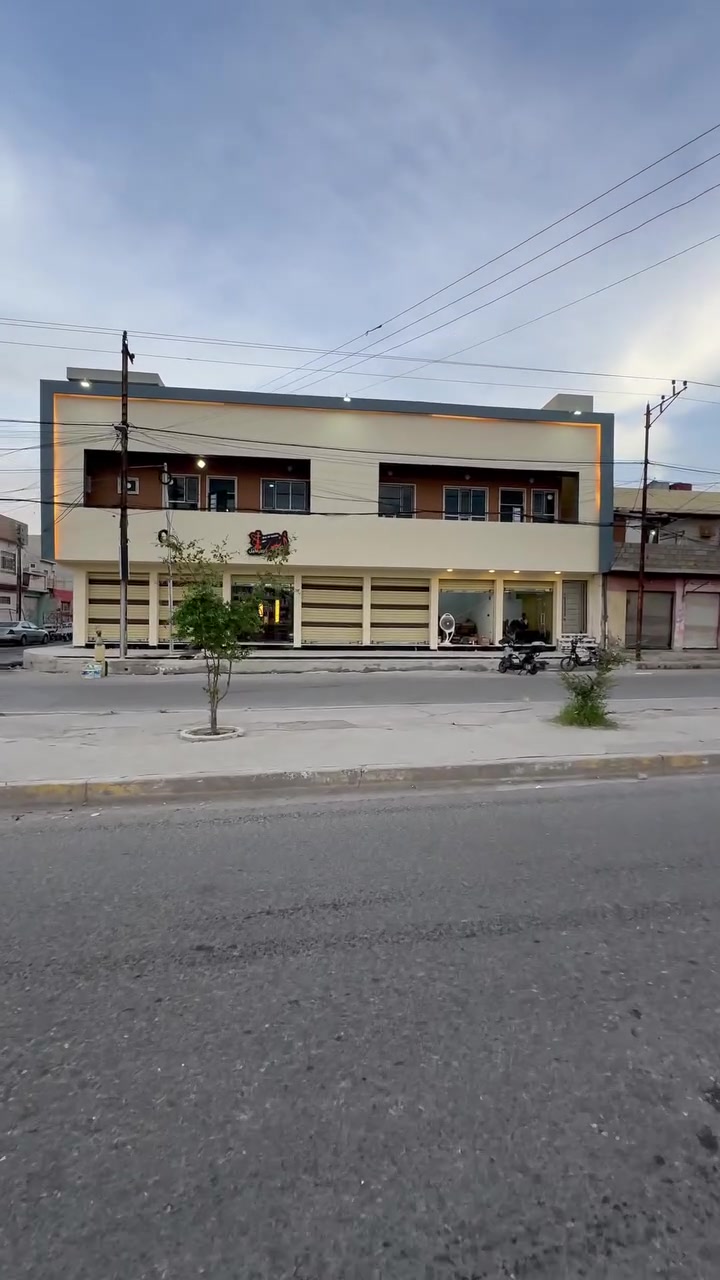 عمارة تجارية للبيع 
الوارد الشهري مليونين دينار عراقي 
الموقع سايدين كنيسة تايتنك حي البكر 
تحتوي على 7 محلات 
و شقق عدد 2 ودار ارضي 
مساحة 180 متر ركن 
واجهة 20
سند طابو ملك صرف 
***********
***********
مكتب اوتار للعقار سايدين حي السماح الاركان مقابل مرطبات دبي
