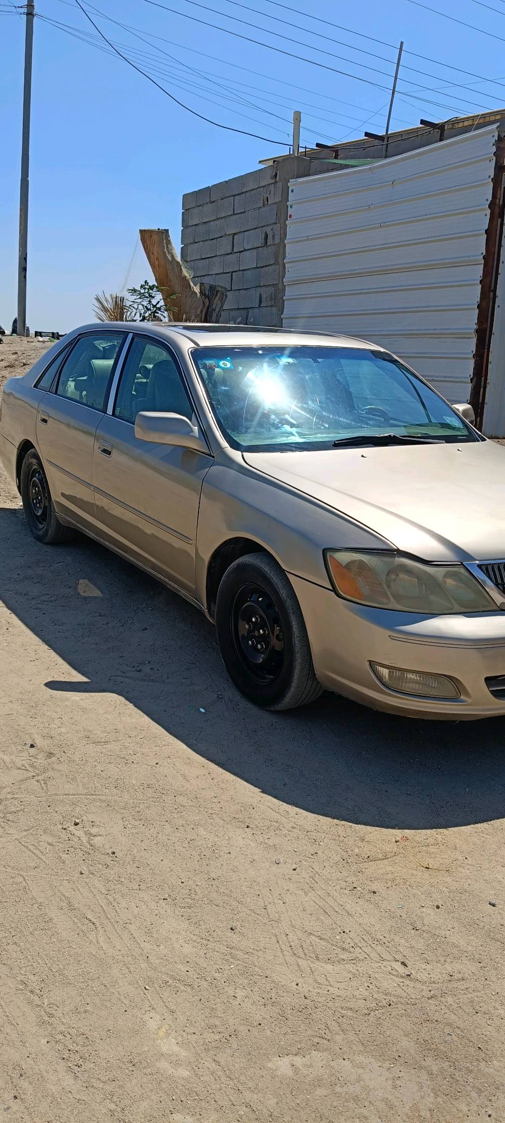 تويوتا افيلون موديل 2001 أمريكي 
تحويل مباشر السيارة بأسمي 
سنوية لشهر 8 
محرك V6 vvt 
حدادة 60 بالمئة 
تبريد ثلج منظومة جديدة صار شهر من بدلتها 
محرك بيه تبخير وبيه صوت بس بداية تشغيل 
گير نظيف وما بيه تأخير ولا عته 
اللون ذهبي مثل ما واضح بالصورة 
مصبوغة عام جمالية 
مكفولة من الظربة وشرط الفحص اخذها وافحص وين ما يعجبك 
تايرات نظيفة 
السيارة جاهزة ماعدا شغلات بسيطه تحتاج ترتيبات