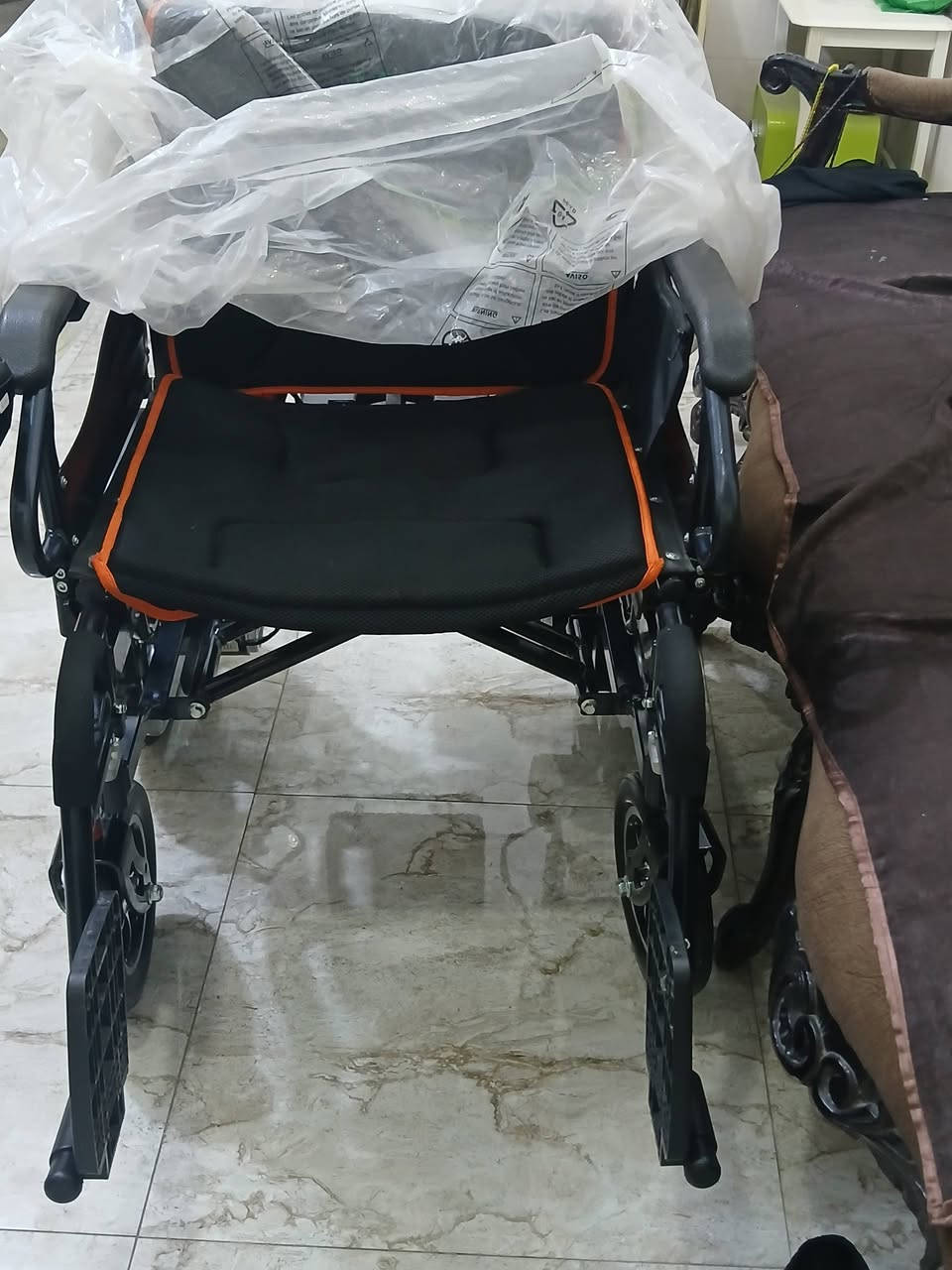 كراسي كهربائيه جديده بالكارتون يطبك ويصير بالسياره بدون رفع البطاريات الشراي يتصل بغداد سعره ٦٠٠الف مع التوصيل حجم كبير ٥٦ *********** وجميع الاحجام
