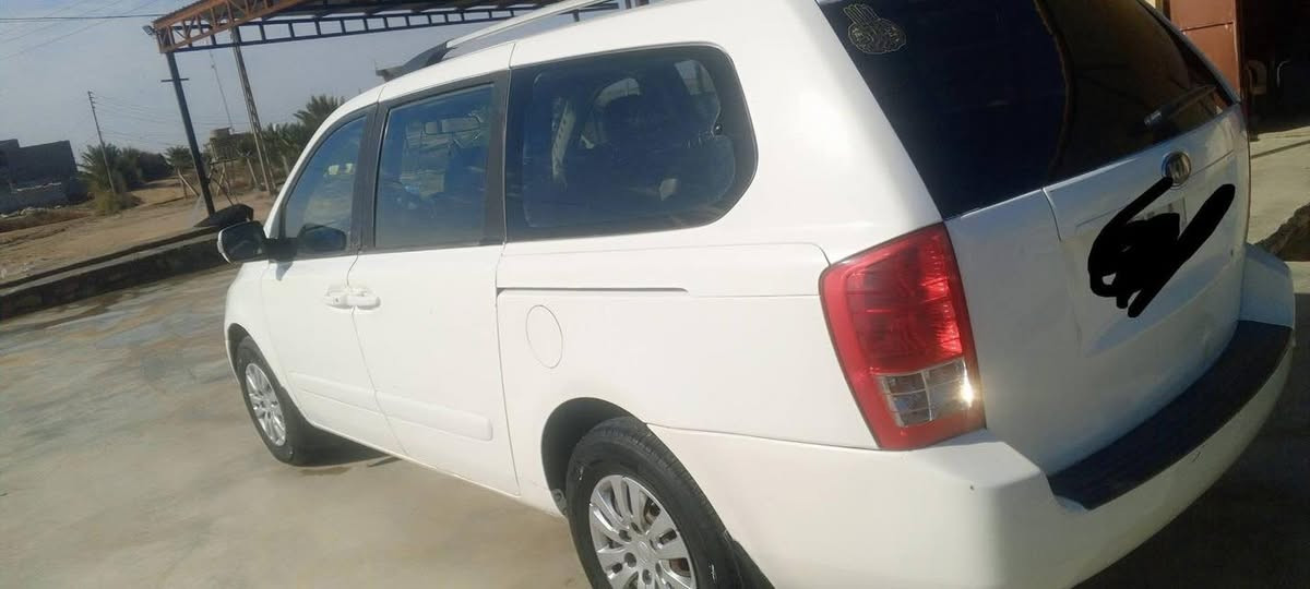 السلام عليكم سياره كرنفال خليجية 
تخم تاير جديد تبريد جاهز وتدفئة 
گير مكينه شرط موديل 2014
سنويه 29، للتواصل ،
👈***********
