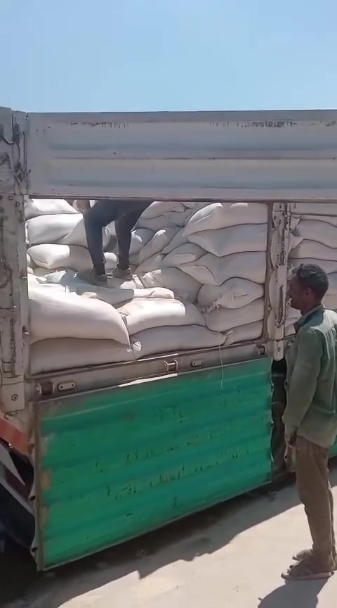 يوجد لدا مكتب وعلوة الخزرجي حنطة مجروشة توصيل جميع  المحافظات تريلات  الاتصال ع رقم *********** ***********
