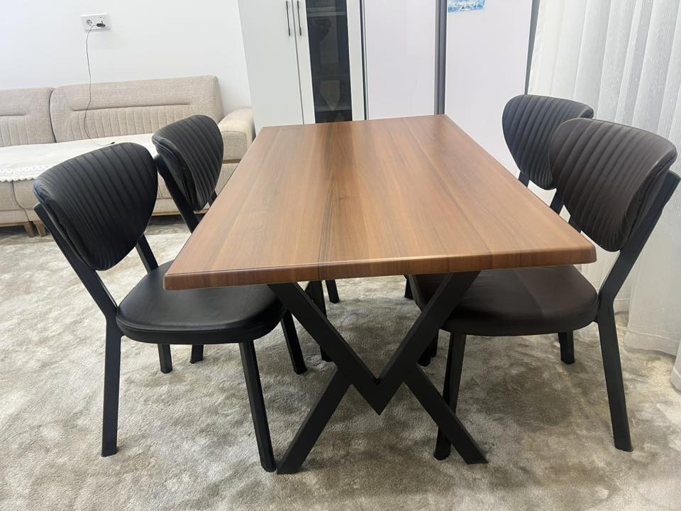 ميز و كراسي 
مكان رحيم اوا 

١٥٥ الف 
***********
